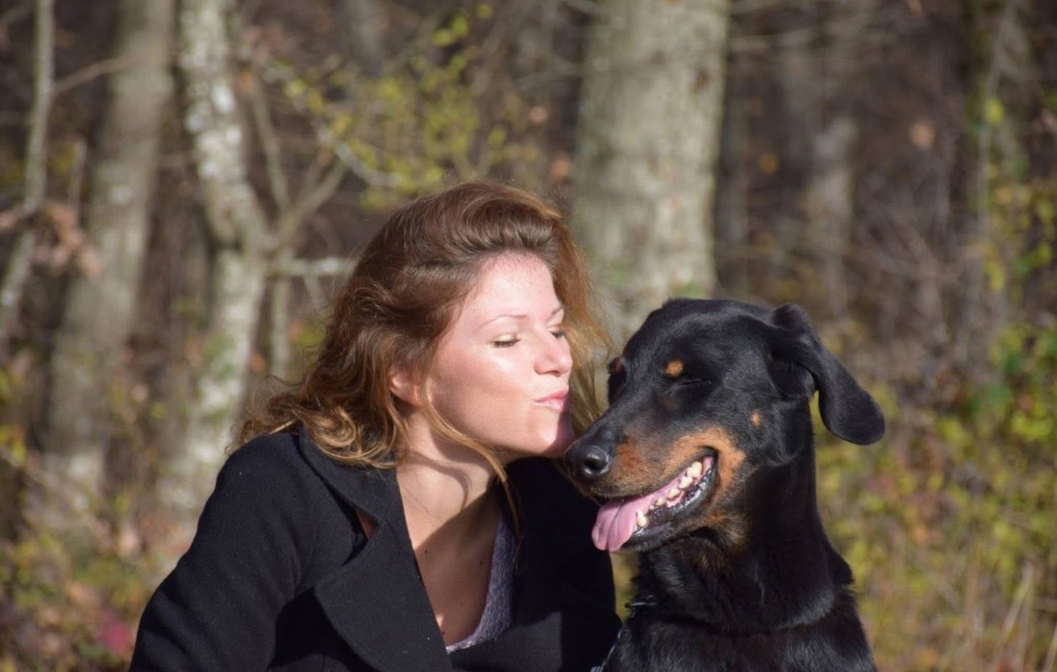 Gabrielle avec son chien.